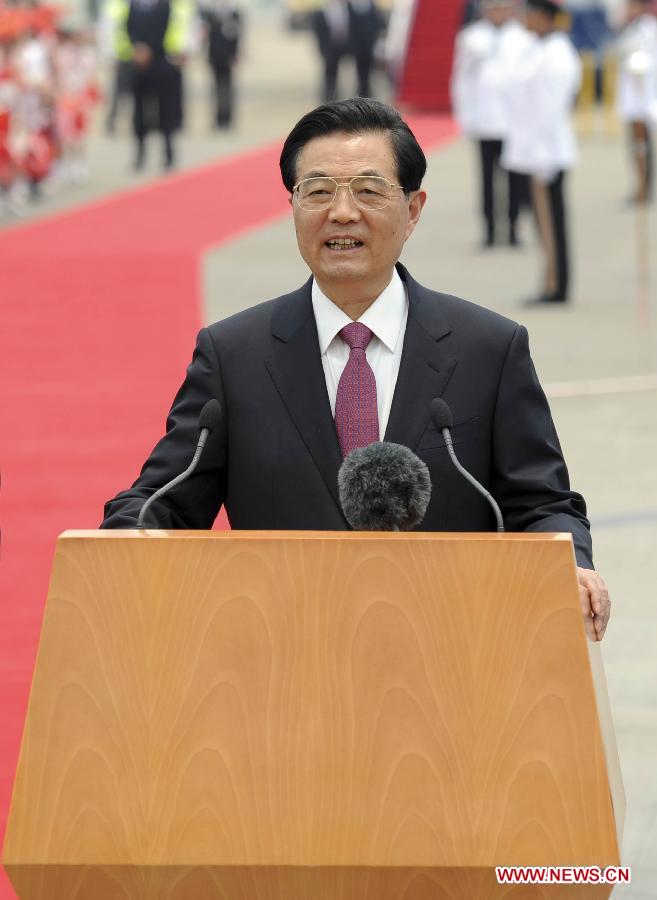 Chinese President Hu Jintao waves as he arrives at Hong Kong International Airport in Hong Kong, south China, June 29, 2012