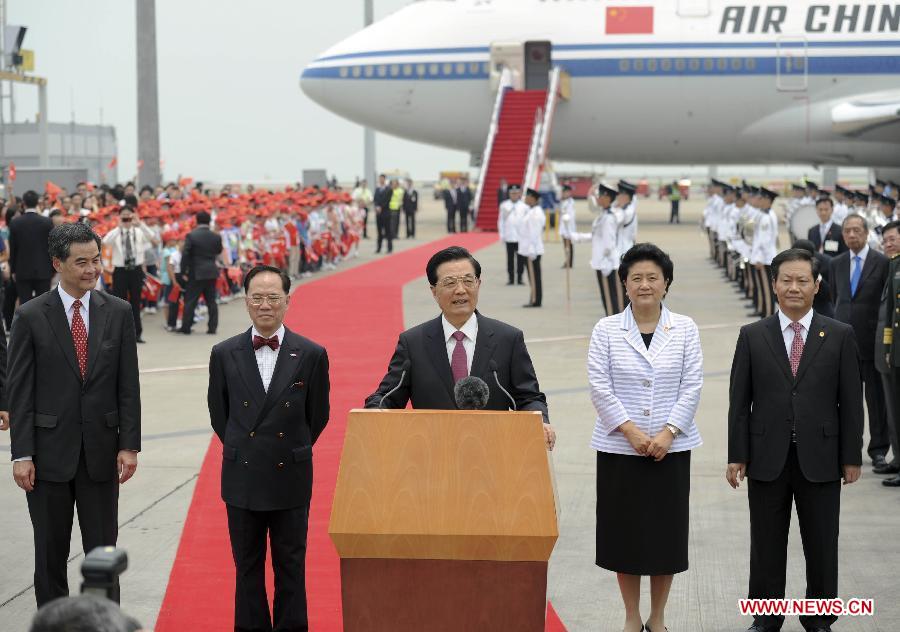 Chinese President Hu Jintao waves as he arrives at Hong Kong International Airport in Hong Kong, south China, June 29, 2012