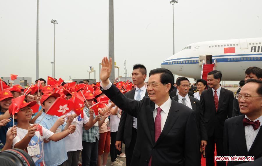 Chinese President Hu Jintao waves to the crowd upon his arrival at Hong Kong International Airport in Hong Kong, south China, June 29, 2012