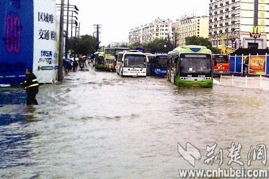 Heavy rainfall hit Wuhan, Hubei Province since Tuesday, June 26, 2012. [cnhubei.com] 