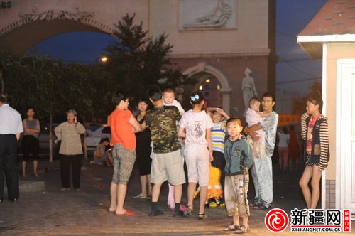 An earthquake measuring 6.6 on the Richter scale jolted the Xinjiang Uygur Autonomous Region at 5:07 a.m. Saturday (Beijing Time). Local residents ran up to the street for refuge.