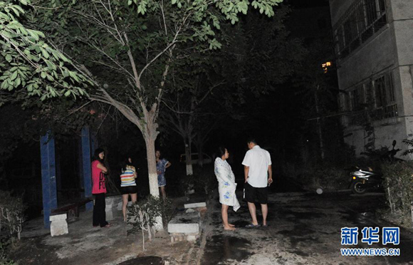 An earthquake measuring 6.6 on the Richter scale jolted the Xinjiang Uygur Autonomous Region at 5:07 a.m. Saturday (Beijing Time). Local residents ran up to the street for refuge.