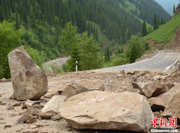 An earthquake measuring 6.6 on the Richter scale jolted the Xinjiang Uygur Autonomous Region at 5:07 a.m. Saturday (Beijing Time). In the picture, the northern section of Tianshan Highway, also the National Highway 217, collapses in the earthquake. 