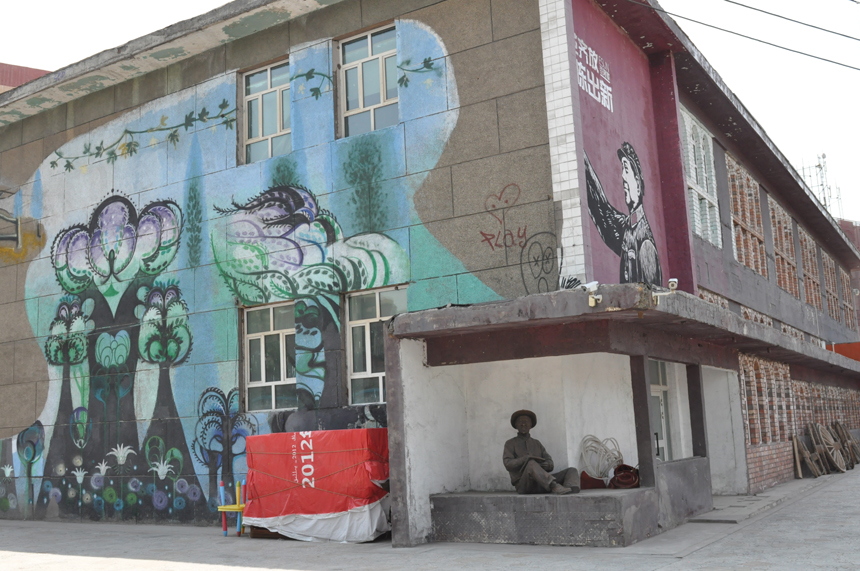 Qifang Street, a hub of creativity located in Urumqi City, Xinjiang Uygur Autonomous Region, aims to replicate an artistic community similar to Beijing's 798 Art District. 