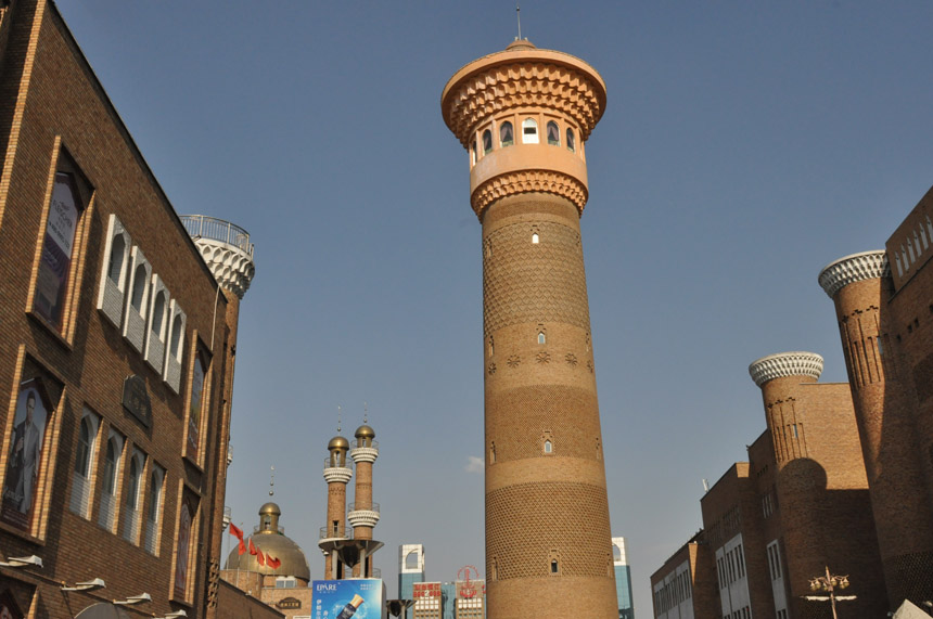 The International Grand Bazaar, the central business district in Urumqi City, Xinjiang Uygur Autonomous Region, is renowned as the biggest dry fruit, jade article and ethnic carpet trade center. Constructed in the traditional Moslem style, the buildings here possess distinctive ethnic culture and are visited by streams of customers every day.