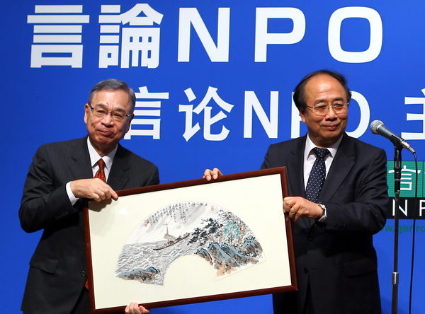 Zhao Qizheng (R), presents a traditional Chinese painting titled 'to help each other and overcome the difficulties' to Yuji Miyamoto, former Japanese Ambassador to China during a welcome dinner for the eighth Beijing-Tokyo Forum, July 1, 2012. [Photo/chinadaily.com.cn] 
