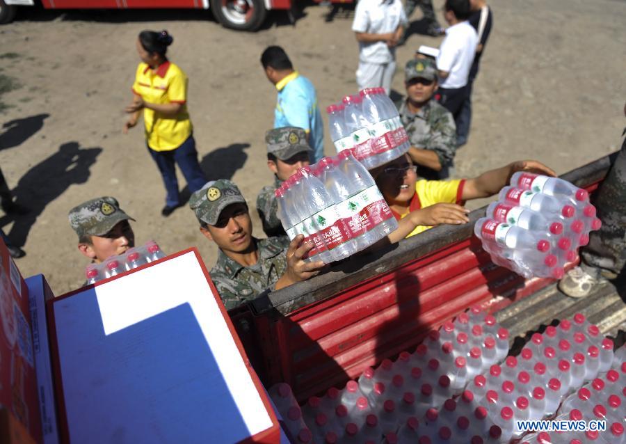 Aid supplies are delivered to quake-affected areas in Xinyuan County of Ili Kazak Autonomous Prefecture, northwest China's Xinjiang Uygur Autonomous Region, July 2, 2012. Up to July 2, 2012, aid supplies valued at over 2 million yuan (about 315,000 U.S dollars) have been donated to Xinyuan County after it was hit by a 6.6-magnitude quake on June 30, 2012. The local government has allocated relief supplies including flour, tents and quilts to the areas. (Xinhua/Jiang Wenyao) 