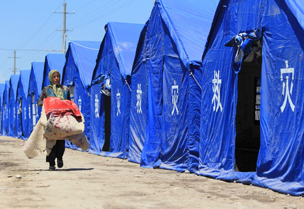 Quilts and tents are provided by the local government in Xinyuan county, Northwest China’s Xinjiang Uygur autonomous region, July 2, 2012. [Photo/Asianewsphoto]