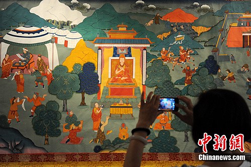 A giant Thangka scroll painting, depicting a historical event witnessing Tibet as a part of China, was exhibited in Lanzhou, capital of northwest China's Gansu Province, June 18, 2012. [Photo/Chinanews.com]