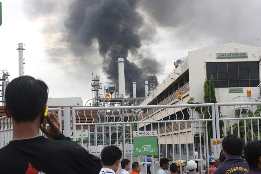 Black smoke rises after an explosion at the Bangchak oil refinery and depot in Bangkok, Thailand, July 4, 2012. 
