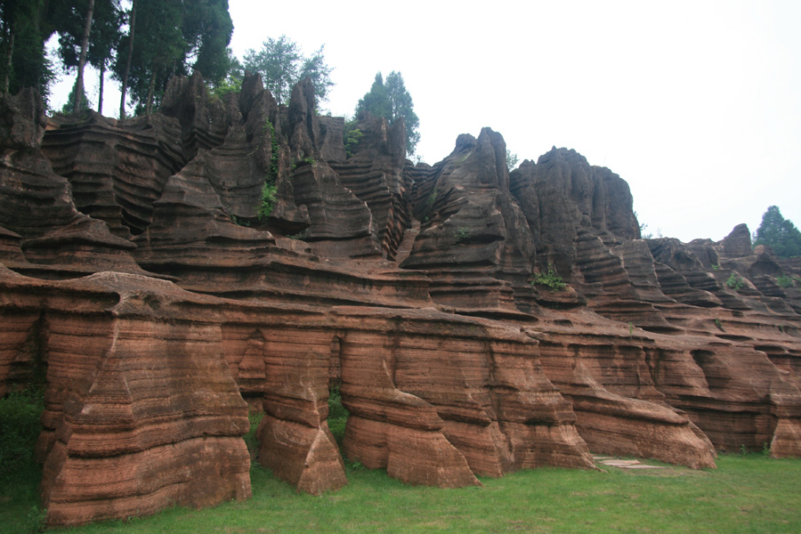 Red Rocks National Geopark is located in Guzhang County of central China's Hunan Province. As China's only red carbonate rock forest, its history could be traced back 450 million years ago. 