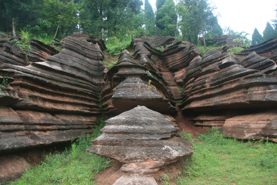 Red Rocks National Geopark is located in Guzhang County of central China's Hunan Province. As China's only red carbonate rock forest, its history could be traced back 450 million years ago. 