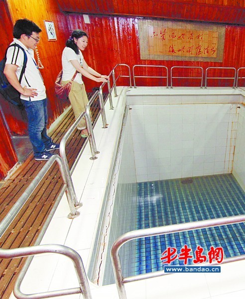China's icebreaker Xuelong open to the public