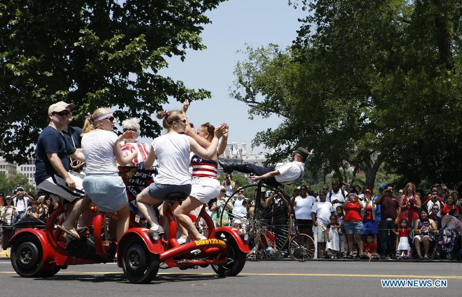 People take part in the Independence Day parade celebrating the United States' Fourth of July Independence Day holiday in Washington D.C. July 4, 2012. (Fang Zhe) 