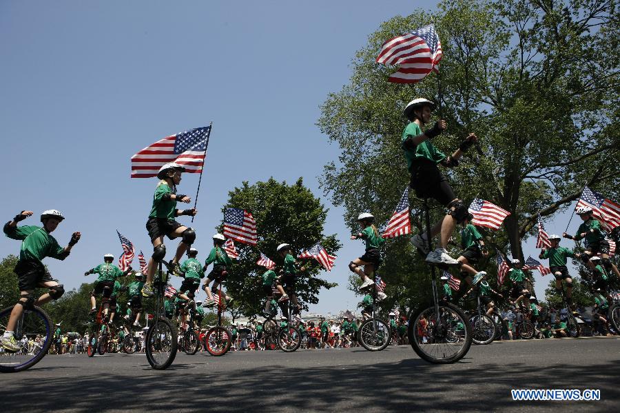 People take part in the Independence Day parade celebrating the United States' Fourth of July Independence Day holiday in Washington D.C. July 4, 2012. (Fang Zhe)