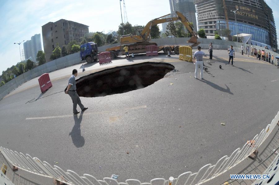 CHINA-CHANGSHA-ROAD-COLLAPSE (CN)