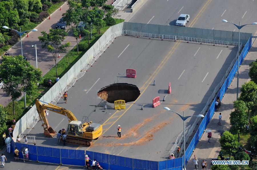 CHINA-CHANGSHA-ROAD-COLLAPSE (CN)
