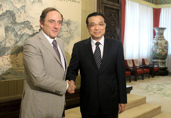Vice-Premier Li Keqiang meets Portuguese Minister of State and Foreign Minister Paulo Portas in Beijing on Wednesday. [Feng Yongbin/China Daily]