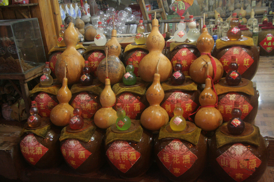 The local special products of rice liquor and fruit liquors are displayed in Fenghuang (phoenix) ancient town. [CnDG by Jiao Meng]