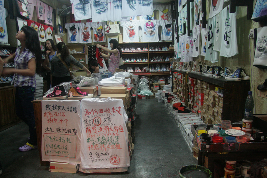 A shop sells DIY T-shirts. [CnDG by Jiao Meng]