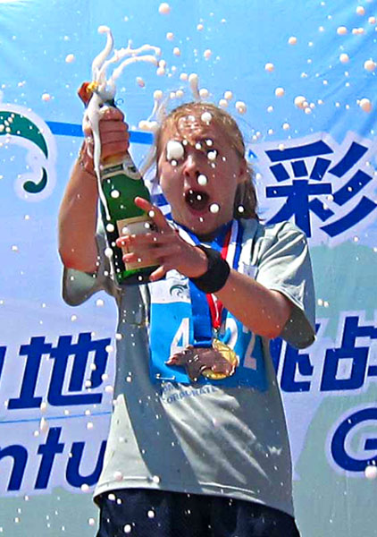Great Britain's Sarah Edson celebrates winning the women's full marathon. [Photo: CRIENGLISH.com/William Wang]