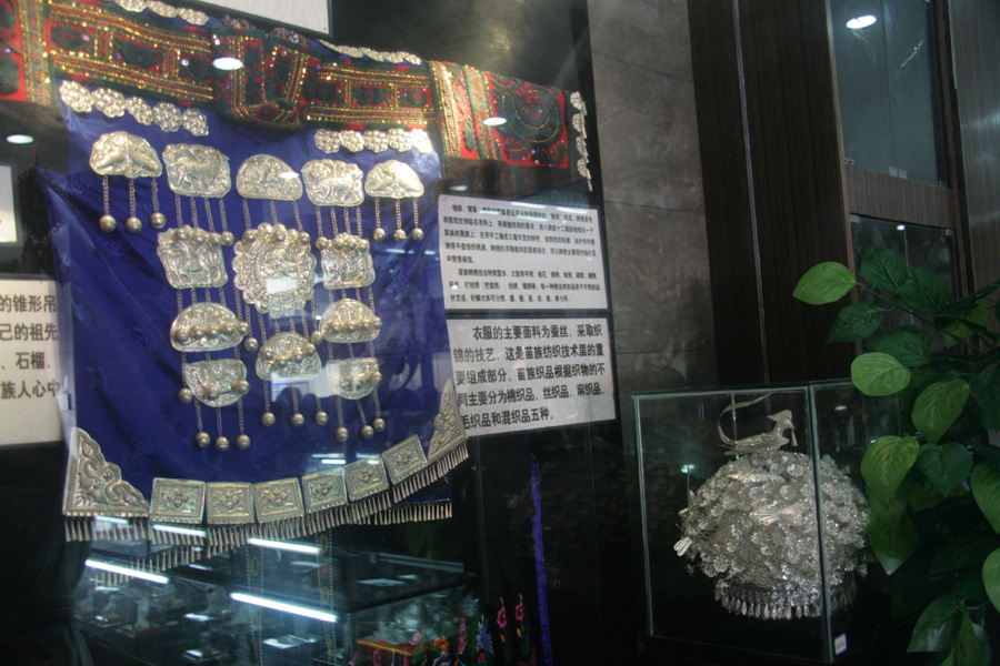 A set of silver jewels is displayed in a shop in Fenghuang (phoenix) ancient town, central China’s Hunan Province on June 28. [CnDG by Jiao Meng]