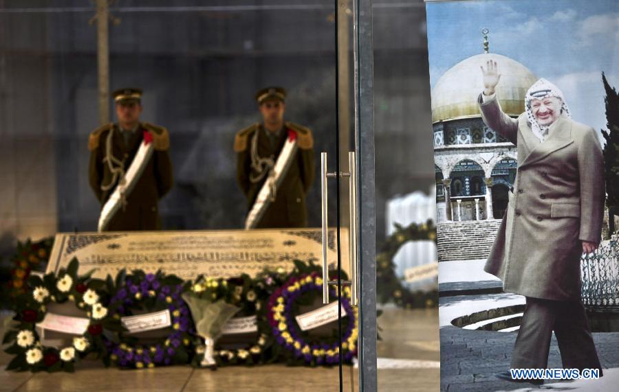 File photo taken on Nov. 11, 2011, shows Palestinian honor guards stand by late Palestinian leader Yasser Arafat&apos;s grave in the West Bank city of Ramallah. The Palestinian National Authority (PNA) agreed on July 4 to exhume late President Yasser Arafat&apos;s body for examination upon a request from some of his family members. (Xinhua/Fadi Arouri) 