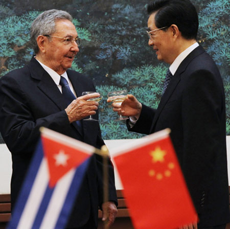 President Hu Jintao shares a toast with Cuban counterpart Raul Castro at the Great Hall of the People in Beijing on Thursday. [XU Jingxing / China Daily] 
