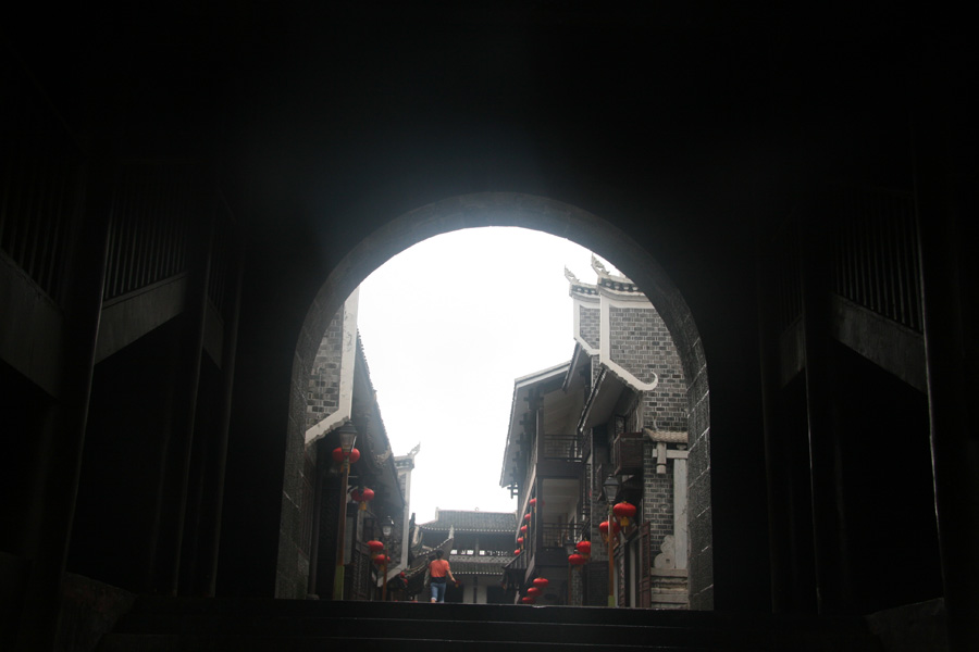 Qianzhou ancient town is located in Jishou City in central China’s Hunan Province. Its history can be traced back 4,200 years ago when the original inhabitants lived here. Since the Qin dynasty (221BC-206BC), it has become an important port connecting the inland areas and Miao ethnic minorities. [CnDG by Jiao Meng]