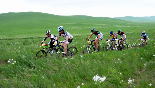 A pack of mountain bikers pound across the hardpack. [Photo: Grasslandextrememarathon.com]