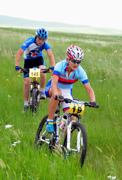 Riders jockey for position amidst the tall Inner Mongolian grasses.[Photo: Grasslandextrememarathon.com]