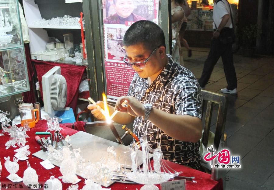 As one of the most famous historic streets in Hangzhou, Qinghefang Street reflects the social features of the Southern Song Dynasty (1127-1279). Taking a stroll along this street, you will be attracted by the antique buildings and local crafts, such as silk parasols, brocades, renowned Zhang Xiaoquan scissors and Hangzhou fans. [China.org.cn]