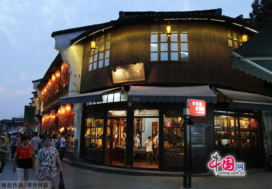 As one of the most famous historic streets in Hangzhou, Qinghefang Street reflects the social features of the Southern Song Dynasty (1127-1279). Taking a stroll along this street, you will be attracted by the antique buildings and local crafts, such as silk parasols, brocades, renowned Zhang Xiaoquan scissors and Hangzhou fans. [China.org.cn]