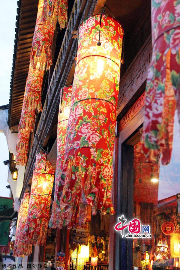 As one of the most famous historic streets in Hangzhou, Qinghefang Street reflects the social features of the Southern Song Dynasty (1127-1279). Taking a stroll along this street, you will be attracted by the antique buildings and local crafts, such as silk parasols, brocades, renowned Zhang Xiaoquan scissors and Hangzhou fans. [China.org.cn]