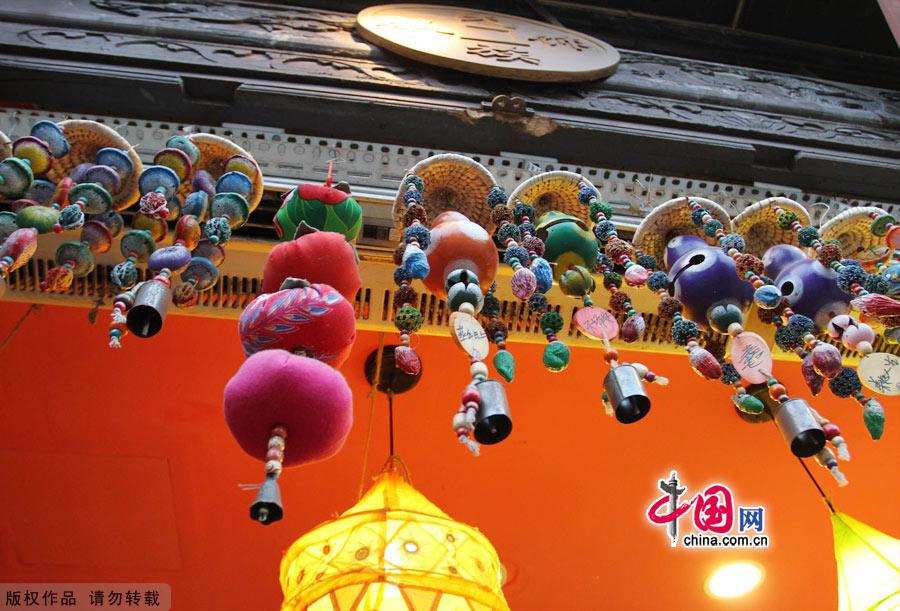 As one of the most famous historic streets in Hangzhou, Qinghefang Street reflects the social features of the Southern Song Dynasty (1127-1279). Taking a stroll along this street, you will be attracted by the antique buildings and local crafts, such as silk parasols, brocades, renowned Zhang Xiaoquan scissors and Hangzhou fans. [China.org.cn]