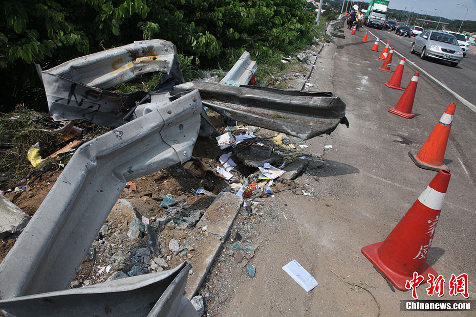 Taiwan bus crash kills 1, injures 15