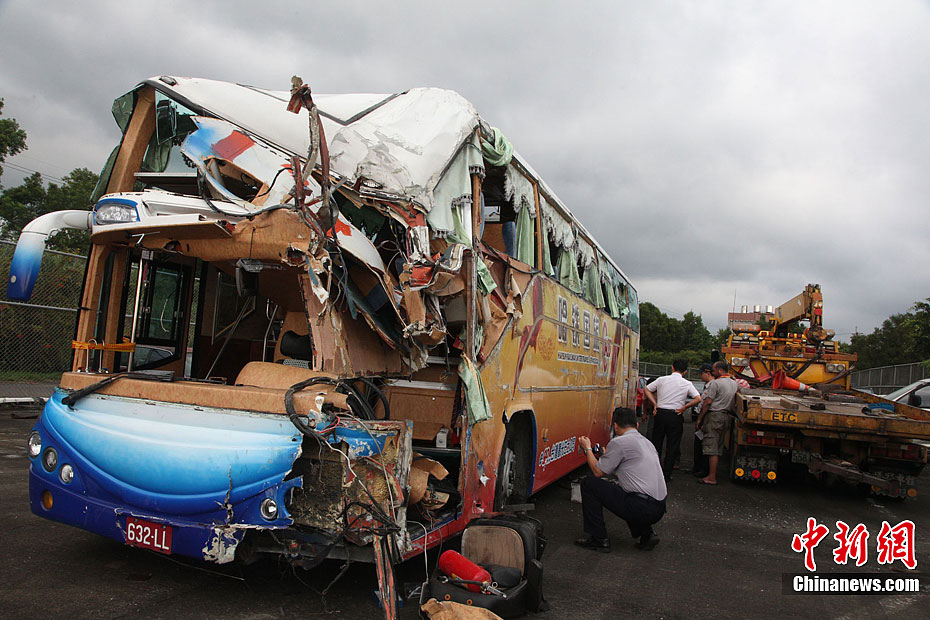 Taiwan bus crash kills 1, injures 15