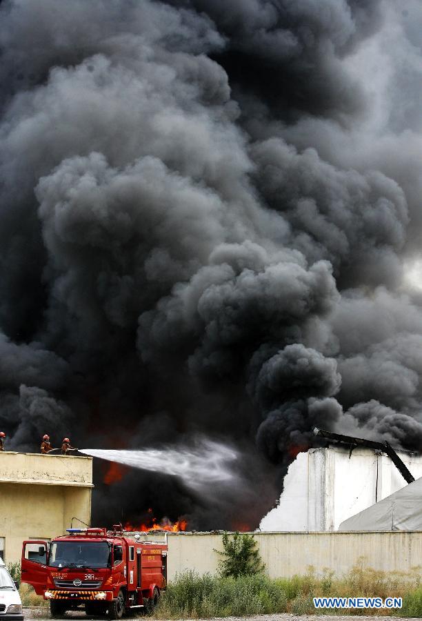  Pakistani firefighters attempt to extinguish a fire at a United Nations High Commission for Refugees (UNHCR) warehouse in northwest Pakistan&apos;s Peshawar on July 8, 2012. Relief supplies including thousands of tents have been destroyed in the fire at the warehouse in the Chamkini area of the city. (Xinhua/Umar Qayyum) 