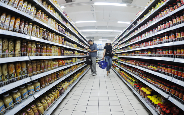 People on shopping in a supermarket in Yinchuan, Ningxia Hui Autonomous Region, on July 9, 2012. China's Consumer Price Index (CPI), a main gauge of inflation, grew 2.2 percent in June, down from May's 3.0 percent. [Xinhua photo]