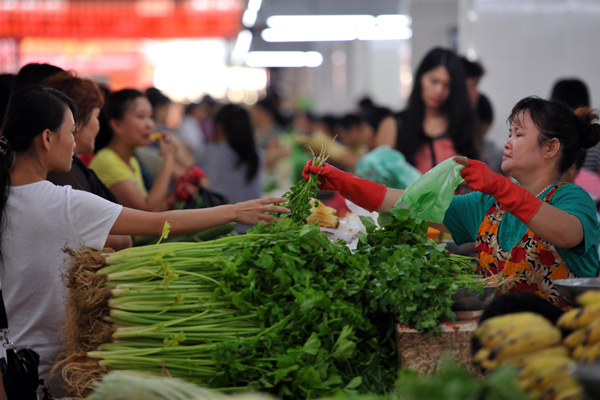 A farmers' market in Sayan, Hainan Province, on July 9, 2012. China's Consumer Price Index (CPI), a main gauge of inflation, grew 2.2 percent in June, down from May's 3.0 percent. [Xinhua photo]