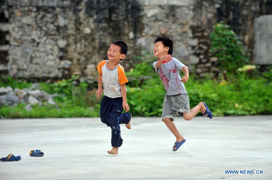 Children enjoy their summer vacation in China's Guangxi