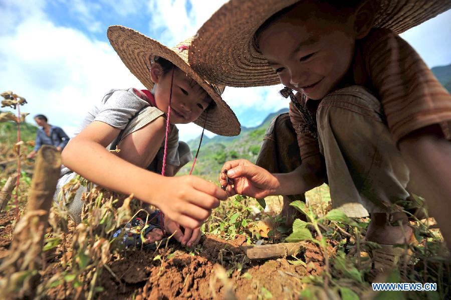 Children enjoy their summer vacation in China's Guangxi