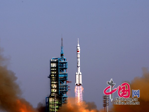 China launches its Shenzhou 9 manned spacecraft at 6:37 p.m. Saturday Beijing Time (GMT+0800), sending three astronauts including the country's first female one into space to dock with Tiangong 1, China's first space laboratory module. [Photo/China.org.cn]