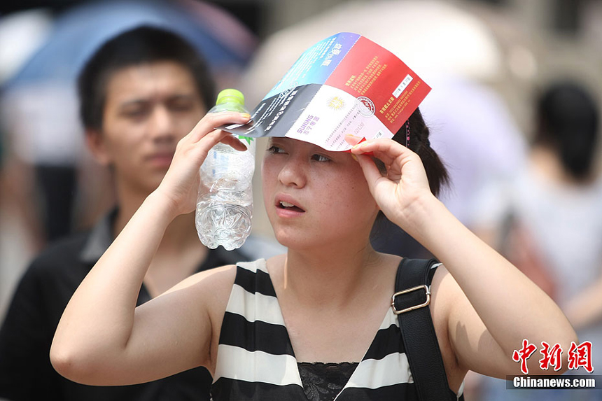 The maximum temperature exceeds 37℃ in Chongqing on July 9. Many areas of China are suffering continuous rainstorms. Meanwhile, sizzling heat is sweeping some other areas of the country. 