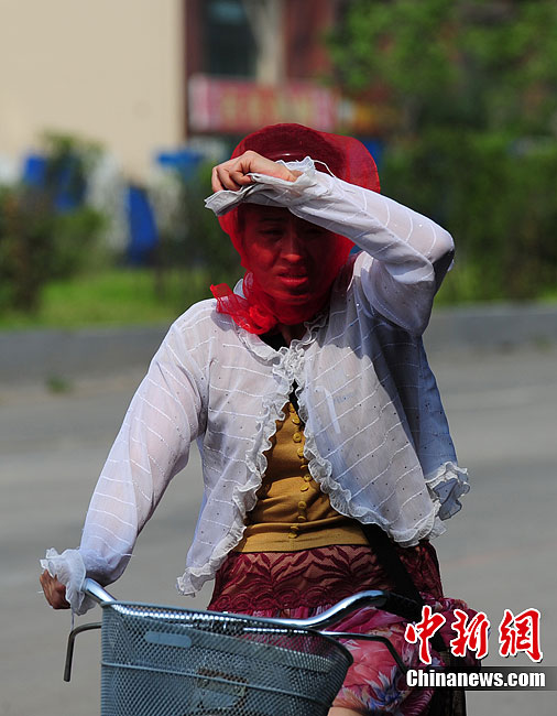 The maximum temperature exceeds 39℃ in Shenyang, Liaoning Province, on July 9. Many areas of China are suffering continuous rainstorms. Meanwhile, sizzling heat is sweeping some other areas of the country. 