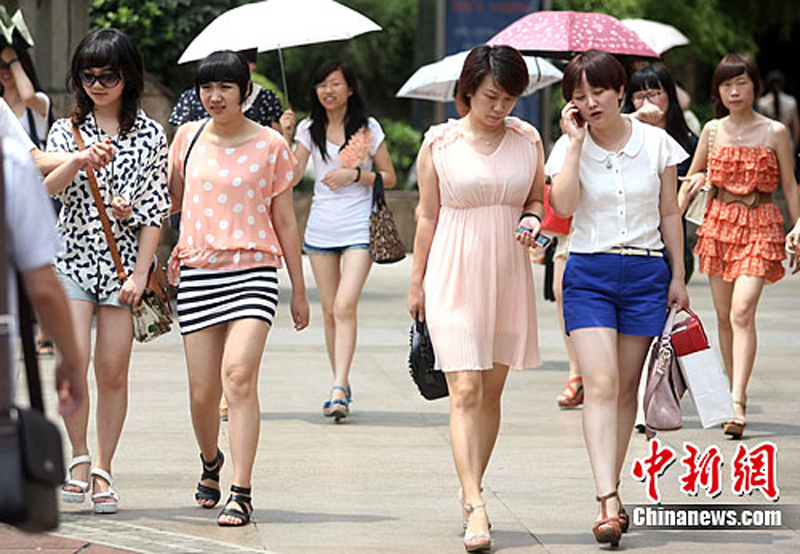 The maximum temperature exceeds 37℃ in Chongqing on July 9. Many areas of China are suffering continuous rainstorms. Meanwhile, sizzling heat is sweeping some other areas of the country. 