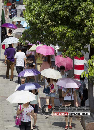 The maximum temperature exceeds 40℃ in Changsha, Hunan Province, on July 9. Many areas of China are suffering continuous rainstorms. Meanwhile, sizzling heat is sweeping some other areas of the country.