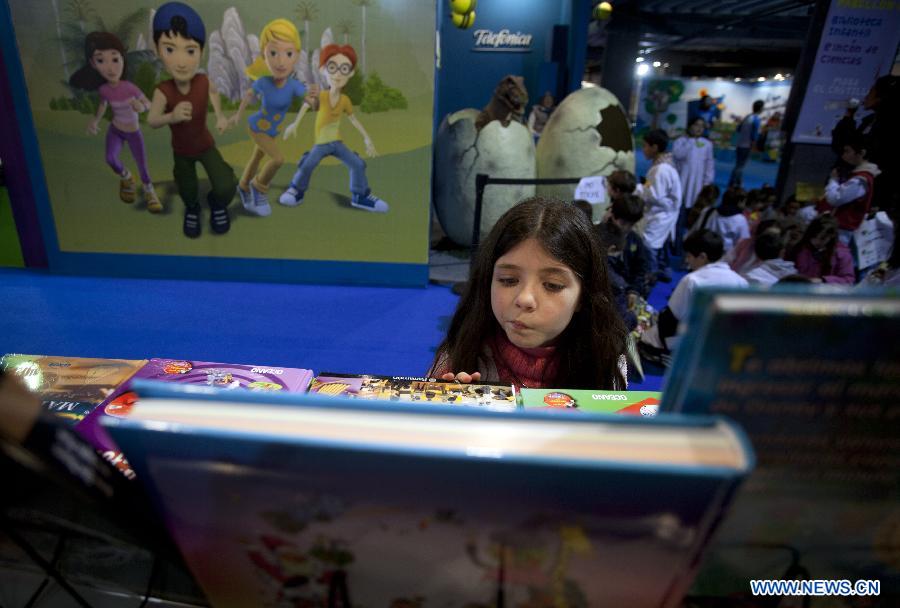 A girl chooses books at the annual book fair for children in Buenos Aires, Argentina, July 10, 2012. (Xinhua/Martin Zabala) 