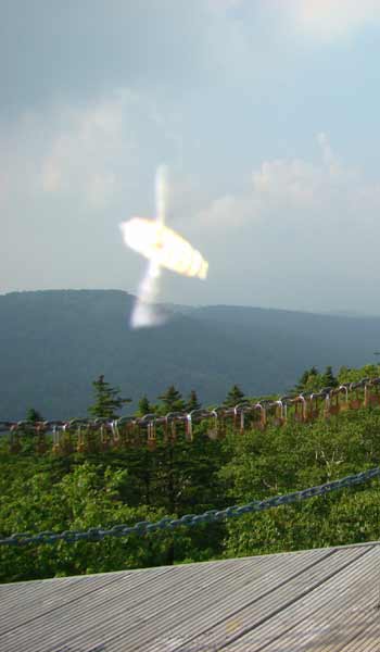 A Tiangong 1-like unidentified flying object was spotted by a group of visitors when visiting the Phoenix Mountain scenic spot in Heilongjiang Province around 3:42 pm July 8.
