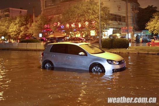 The heaviest rainstorm this year hit Beijing on Tuesday night. [Chinanew.com] 